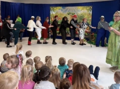 Międzypokoleniowe spotkanie w Czyżewie. Seniorzy wystawili „Rzepkę” dla przedszkolaków