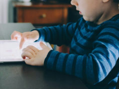 Wychowaliśmy dzieci, które nie potrafią jeść bez tabletu. "7-latek dopiero uczy się gryźć"