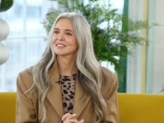 Jak dobierać ubrania do siwych włosów, aby stworzyć spójny i stylowy look?