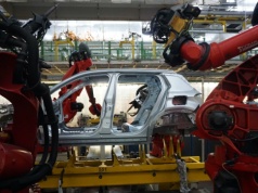 Droższe auta i ryzyko przestojów. Wojna na Bliskim Wschodzie uderza w motoryzację