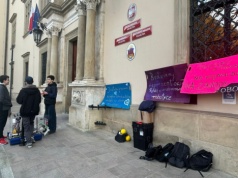 Uczniowie zbierają pieniądze na wyjazd do USA. Akcja pod Urzędem Miasta (Galeria)