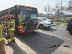 Autobus zderzył się ze Skodą na Mokotowie. Dwie osoby potrzebowały pomocy