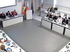 Spór o weto prezydenta w sprawie pożyczki SAFE podczas sesji rady miejskiej