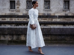 Bawełniane sukienki na wiosnę. Ażurowa z Zary wygląda jak wycinanka, w H&M i Reserved też są cudne