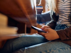 Czy zakaz komórek w szkołach ma sens? "Postulujemy inne rozwiązanie"