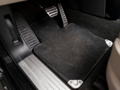 Welurowe czy gumowe? Wybieramy idealne dywaniki na nowy sezon