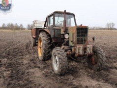 Uciekał ciągnikiem przed policją. Staranował radiowóz i ukrył się we wsi