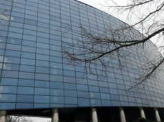 Mnożą się wątpliwości w sprawie planowanego przez miasto zakupu biurowca przy ul. Powstańców. Od wielu lat budynek stoi pusty