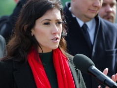 Koledzy chwalą ją, bo "jedzie lewaków", wrogowie nazywają "Karyną spod Radomia". Kim jest Ewa Zajączkowska?