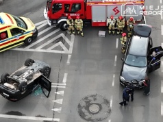 Dachowanie na Pradze Północ. Jedna osoba w szpitalu