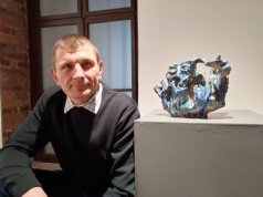 Podwodne stwory i… znoszone buty. Fantazyjna ceramika w bielskim ROK-u