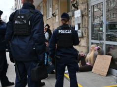 Marianna Schreiber otoczona policją. Niebywałe, co wyprawia pod Sejmem