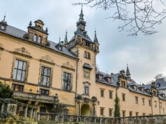 W lesie obok zamku stoją niezwykłe nagrobki. Nie zgadniesz do kogo należą