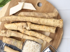 Chrzan na przeziębienie i zatoki. Naturalny sposób, który wraca do łask