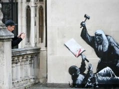 Czy musimy wiedzieć, kim są naprawdę Banksy i Ellena Ferrante?