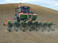 Ceny siewu kukurydzy 2026. Ile kosztuje usługa w zależności od regionu i technologii?