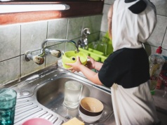 Dziecko znów nie włożyło naczyń do zmywarki? Sprawdzamy, czy grozi za to paragraf