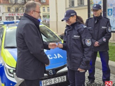 Policjanci z kolejnymi radiowozami. Jednego nie pokazali publicznie