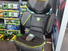 Fotelik dziecięcy John Deere: gadżet czy pełnoprawne wyposażenie? Cena nie zaskakuje