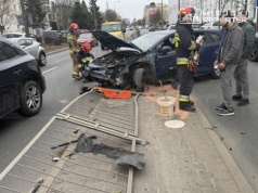 Toyota staranowała barierki na Mokotowie. Ukrainiec za kierownicą miał ponad 2,7 promila