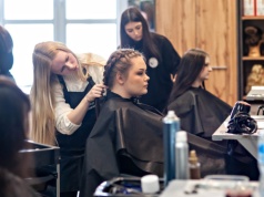 Naprawić samochód i uczesać modelkę