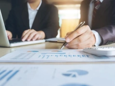 Chirurgiczne cięcia zamiast panicznych redukcji.  Jak ograniczać koszty, żeby nie zabić firmy