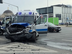 Radiowóz uderzył w osobówkę. Policjanci trafili do szpitala