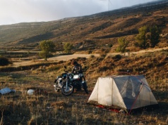 Lodówki turystyczne na motocykl – jak wybrać model na krótsze i dłuższe trasy?