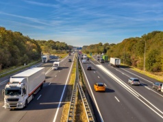 Wolniej w miastach, szybciej na autostradach. Dwa kraje zmieniają przepisy