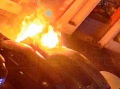 Pożar samochodu osobowego na Pradze-Północ. Uszkodzone zostały jeszcze dwa auta zaparkowane obok