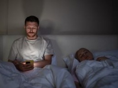 Nowy łóżkowy trend. Coraz więcej par "śpi po skandynawsku"