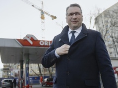 Rząd z poślizgiem podjął paliwowy projekt PiS