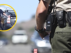 Policjant podchodzi z lewej strony i wykonuje ten gest. W USA to celowy ślad