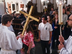 Wolne w Wielki Piątek. Posłowie zabrali głos, a ministerstwo: wolne wszystkie piątki