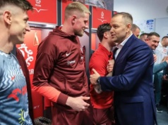 Karol Nawrocki świętuje z kadrą po awansie. Kulisy wizyty prezydenta w szatni Polaków