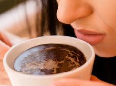 Pijesz kawę od razu po przebudzeniu? Sprawdź, co dzieje się w organizmie