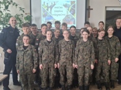 Policjanci w szkolnych ławkach. Mundurowi z Częstochowy uczą przyszłe pokolenie służby