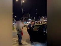 Czyżby Adam Szłapka podwiózł syna na mecz... rządową limuzyną?