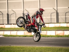 Czy tylny hamulec w motocyklu jest potrzebny? Wielu motocyklistów prawie go nie używa. A ty?