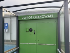 „W niczym nie przeszkadza” vs. „klienci z nas drwili”. Pół roku systemu kaucyjnego