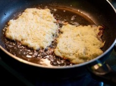 Dodaj do masy. Placki ziemniaczane nie będą ociekać tłuszczem