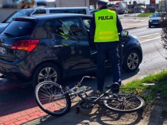 Rowerzystka jechała z winem i serkiem. Zostałam potrącona (ZDJĘCIA)