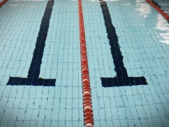 Fekalia w basenie. Pływalnia zamknięta