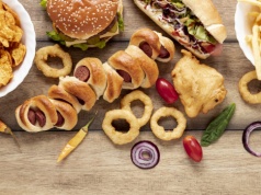 Zbyt dużo cukru i słonych przekąsek. Chcemy się zdrowo odżywiać, lecz nie stosujemy zaleceń