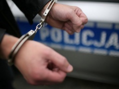 Bił prętem. Zarzuty w sprawie znęcania się nad krowami