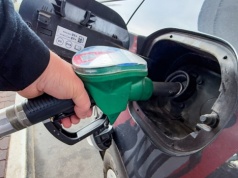 Sejm jednogłośnie zagłosował za obniżeniem akcyzy na paliwa. Kiedy taniej na stacjach?