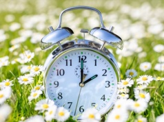 Wybudzeni z zimowego snu. Kto odchoruje zmianę czasu?