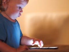 Rząd radzi, ile maksymalnie czasu dziennie mogą spędzać dzieci przed ekranami