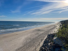 To miejsce nad Bałtykiem wciąż omijają tłumy. Skrywa więcej niż tylko piękną plażę