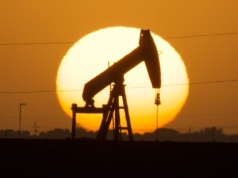 Stacje benzynowe potrafią zarobić nawet 50 gr na litrze. Teraz rząd chce je do tego przymusić